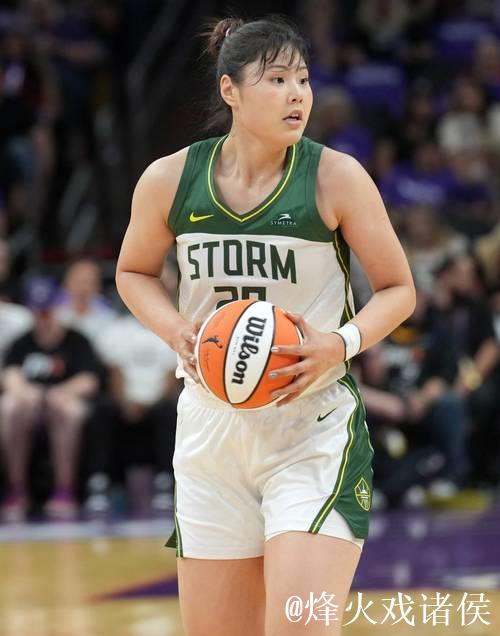 李月汝WNBA生涯首次先发 受困犯规仅得3分2板 李月汝WNBA生涯首次先发 受困犯规仅得3分2板